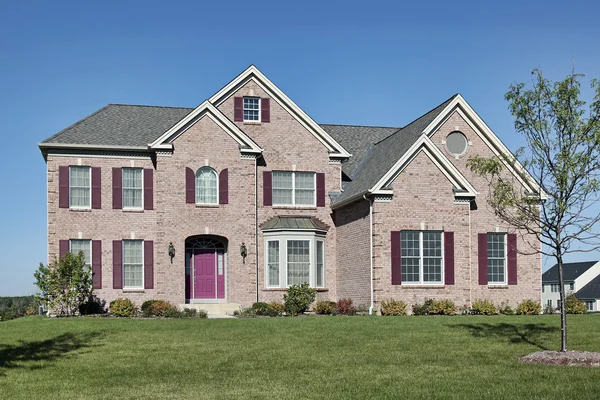 Brick home with pink door — Stock Photo, Image