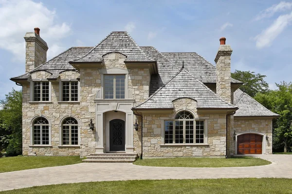 Luxe steen huis met gewelfde portiek — Stockfoto
