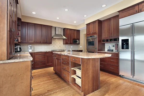 Cozinha com armário de madeira cereja — Fotografia de Stock