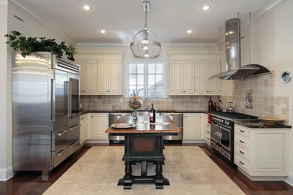 Keuken met crème gekleurde kabinet — Stockfoto
