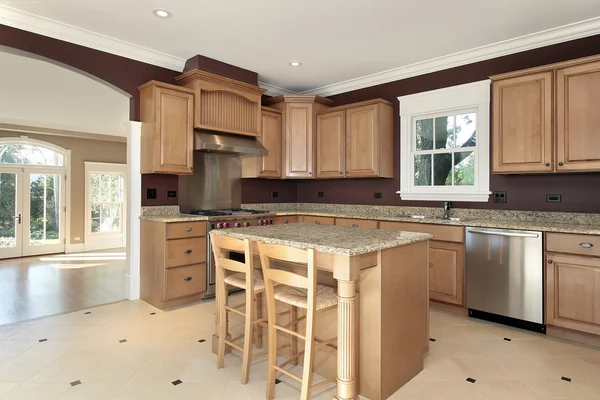 Keuken met granieten en hout eiland — Stockfoto