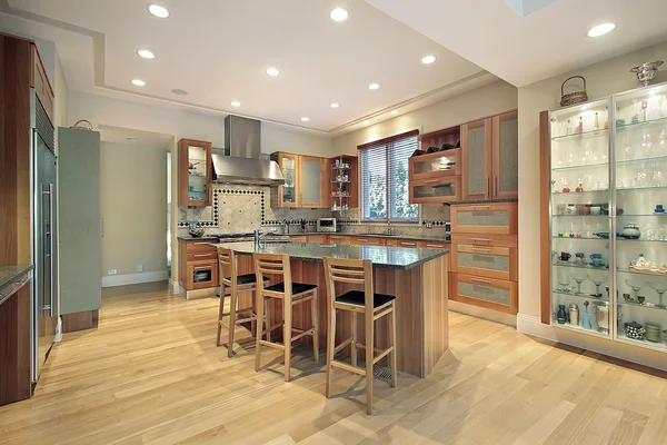 Keuken met granieten eiland — Stockfoto