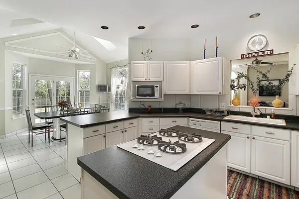 Küche mit weißen Schränken — Stockfoto