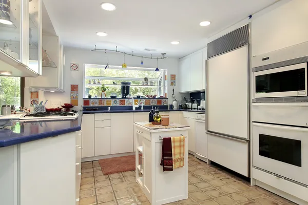 Кухня с голубыми столешницами — стоковое фото