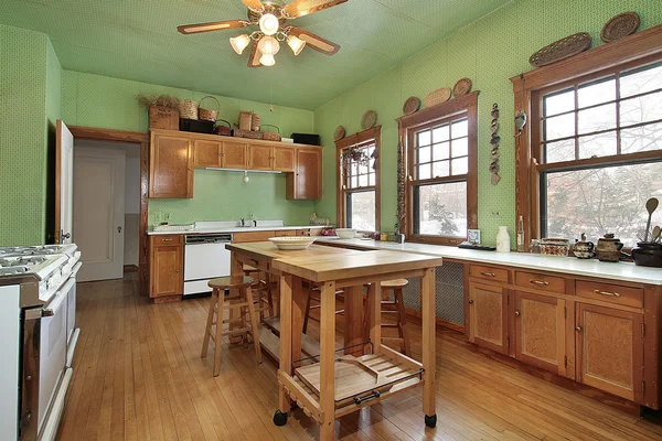 Кухня с зелеными стенами — стоковое фото