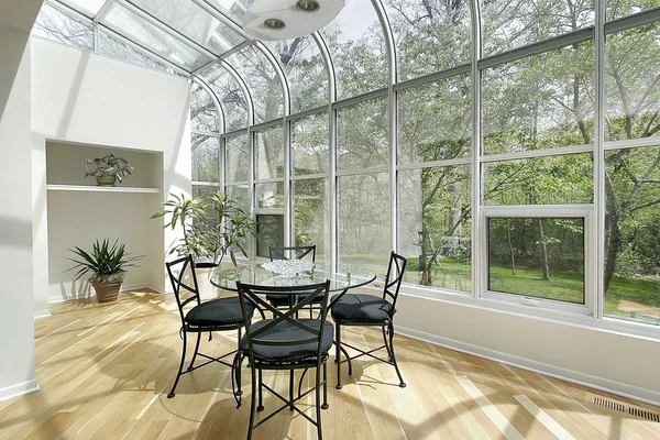 Salle de soleil avec fenêtres au plafond — Photo