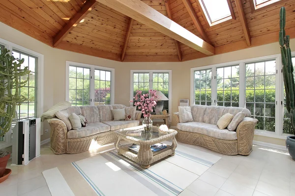 Солнечная комната в роскошном доме — стоковое фото