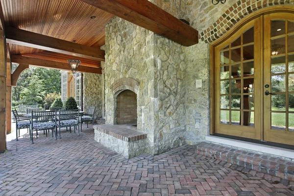 Pátio de tijolo com lareira de pedra — Fotografia de Stock