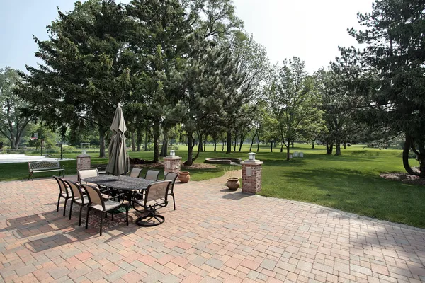 高尔夫球场景观带砖庭院 — 图库照片