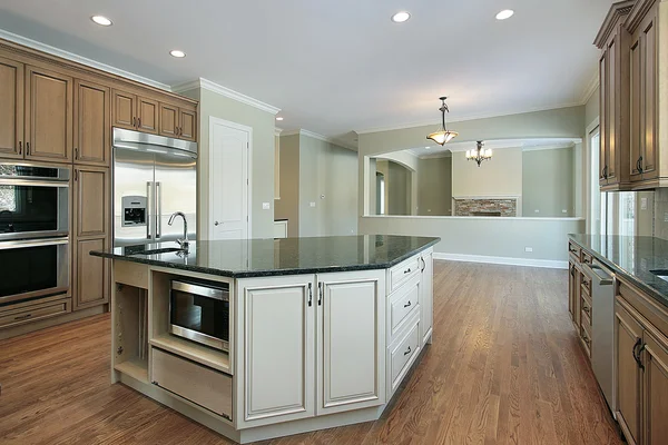 Keuken met uitzicht op de familie kamer — Stockfoto