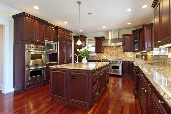 Cocina con armarios de madera de cerezo — Foto de Stock