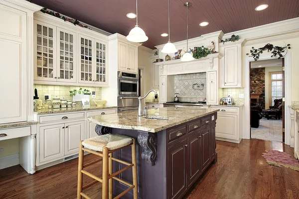 Keuken met witte kasten — Stockfoto