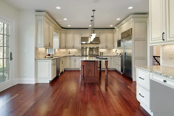 Keuken met cherry houten vloer — Stockfoto