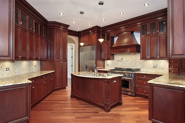Cozinha com armários de madeira cereja — Fotografia de Stock