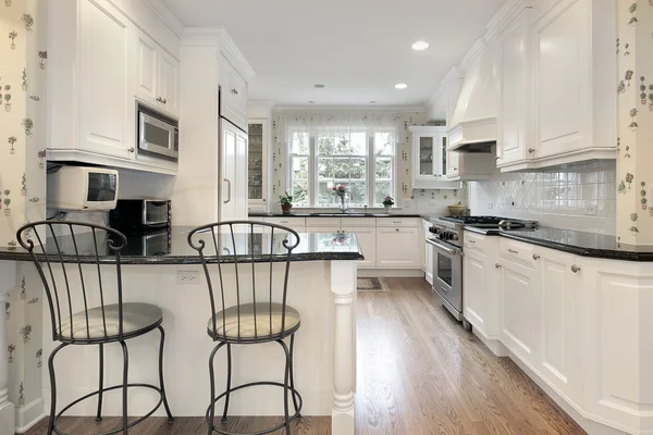 Dapur dengan lemari putih — Stok Foto