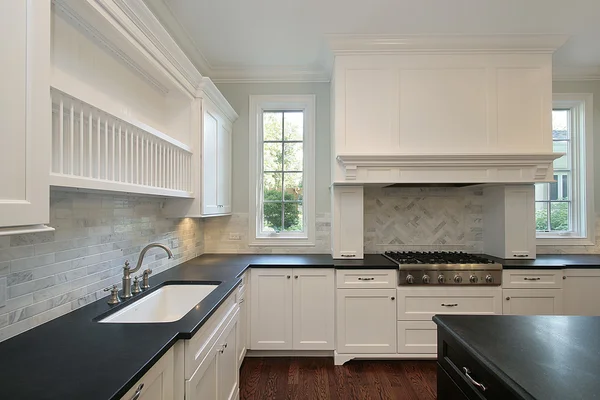 Siyah mutfak tezgahı ile mutfak — Stok fotoğraf