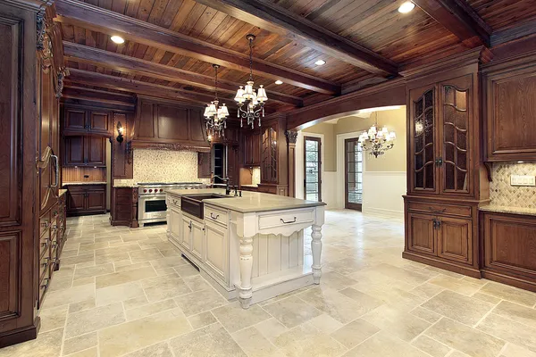 Высококлассная кухня с деревянными потолками — стоковое фото
