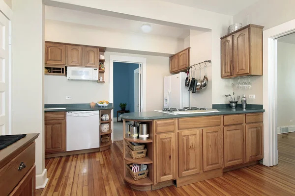Cozinha com armários de madeira de carvalho — Fotografia de Stock