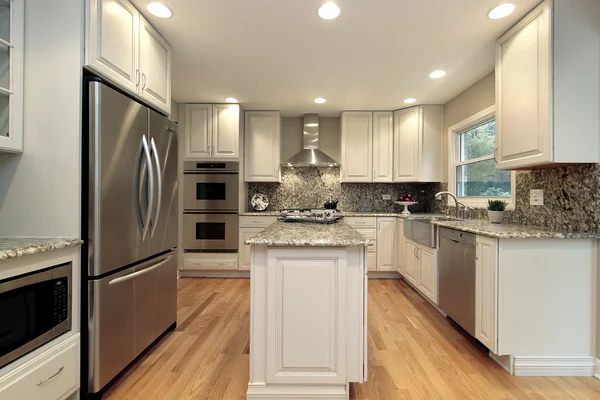 Keuken met licht gekleurde kasten — Stockfoto