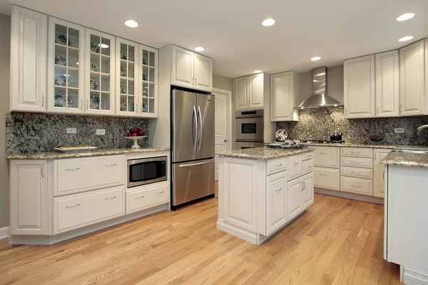 Cocina con gabinetes de color claro —  Fotos de Stock