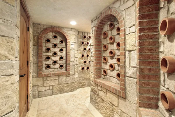 Wijnkelder in luxe binnenlandse — Stockfoto