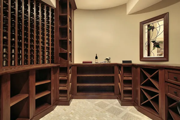 Wijnkelder in luxe binnenlandse — Stockfoto