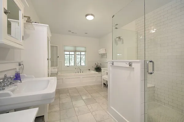 Baño principal con gabinetes blancos — Foto de Stock