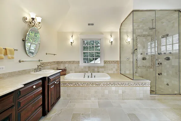 Hlavní koupelna s velkými skleněnými sprcha — Stock fotografie