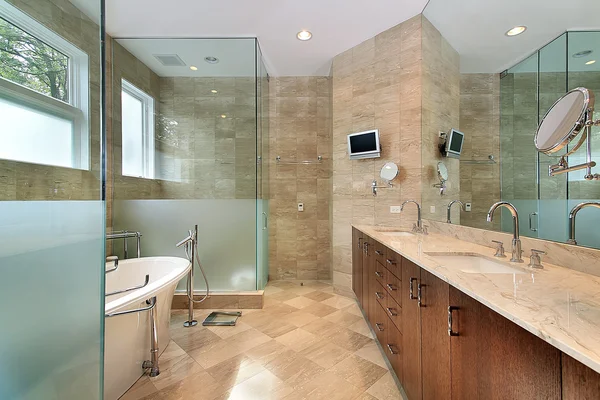 Banho mestre moderno com chuveiro de vidro — Fotografia de Stock