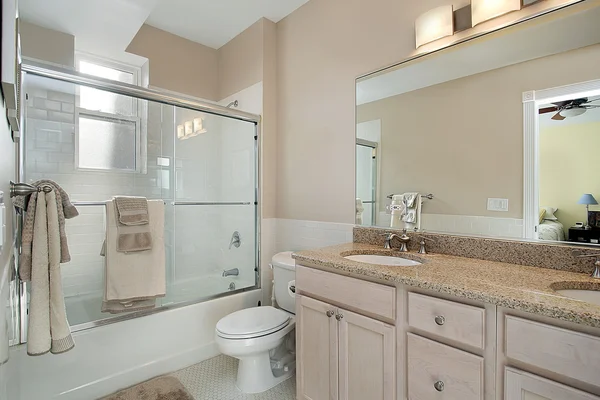 Salle de bain principale avec porte de douche coulissante en verre — Photo