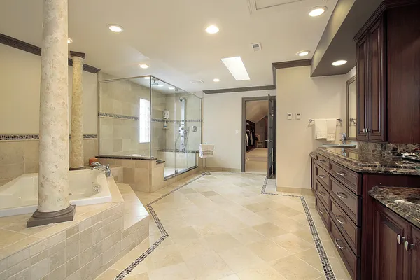 Master badkamer met badkuip kolommen — Stockfoto