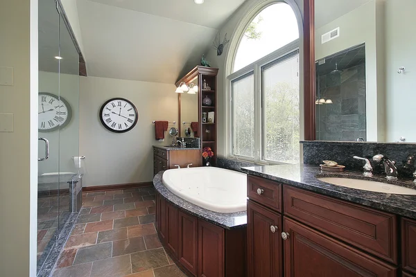 Основна ванна з різнокольоровими підлогами — стокове фото