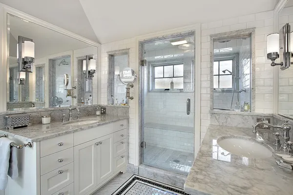 Baño principal con ducha acristalada — Foto de Stock