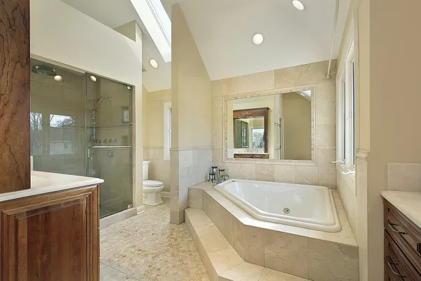 Banho principal com banheira grande — Fotografia de Stock