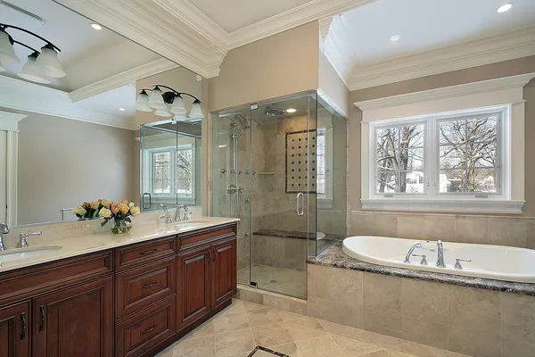 Salle de bain principale avec douche en verre — Photo