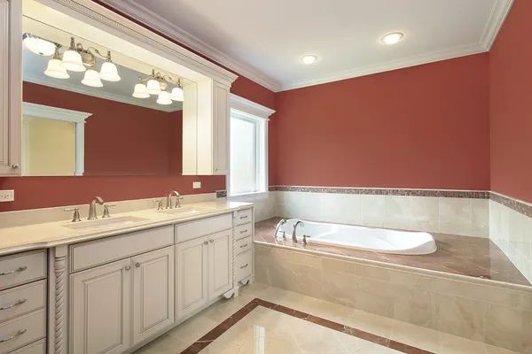 Somon renkli duvarlar ile Ebeveyn banyosu — Stok fotoğraf