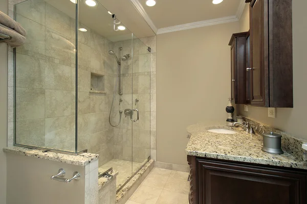 Hlavní koupelna s prosklený sprchový kout — Stock fotografie