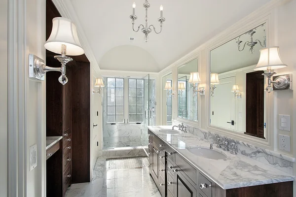 Hlavní koupelna s mramorovou sprchovým koutem — Stock fotografie