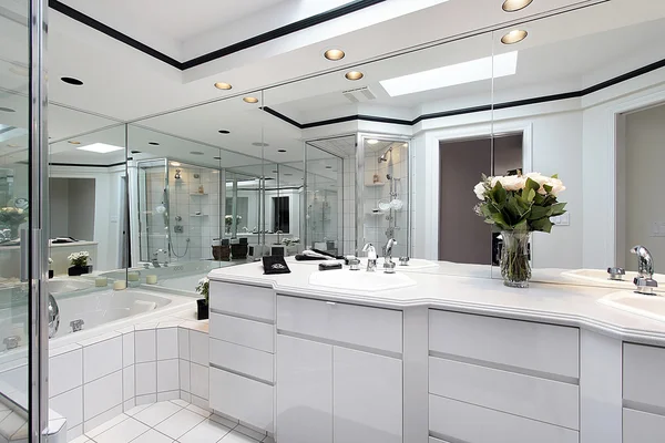 Banho mestre com armários brancos — Fotografia de Stock