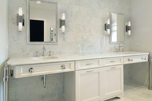 Baño principal de lujo con gabinetes blancos — Foto de Stock