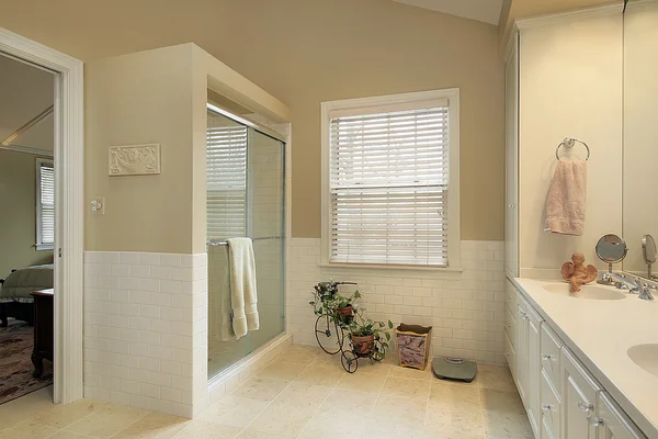 Господарська ванна кімната з золотими стінами — стокове фото