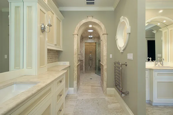 Hlavní koupelna s klenutým sprchové dveře — Stock fotografie