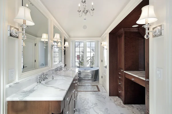 主浴室用不锈钢盆浴 — 图库照片