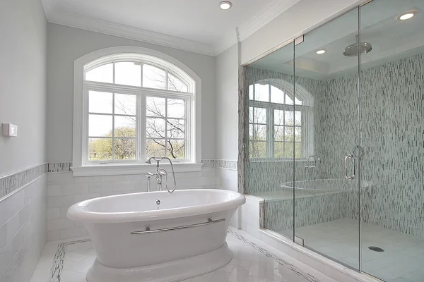 Master badkamer met grote douche — Stockfoto
