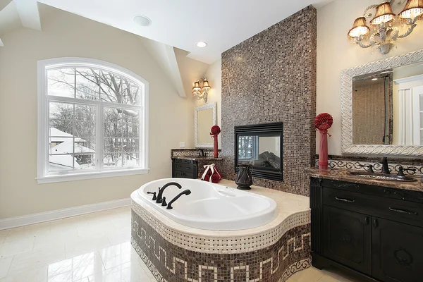 Banho mestre com banheira de azulejos de mármore — Fotografia de Stock