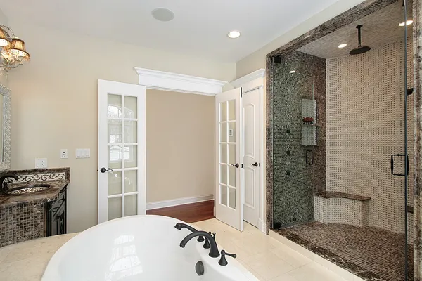 Salle de bain principale avec douche carrelée — Photo