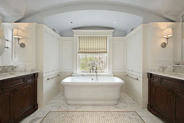 Главная ванна в роскошном доме — стоковое фото