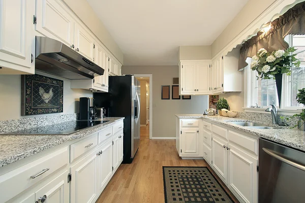 Белая кухня в пригородном доме — стоковое фото