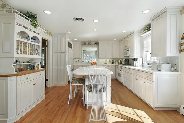 Dapur dengan pulau putih — Stok Foto