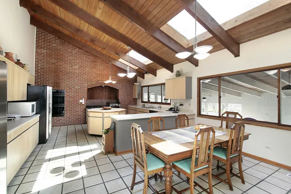 Keuken met houten plafond en dakramen — Stockfoto